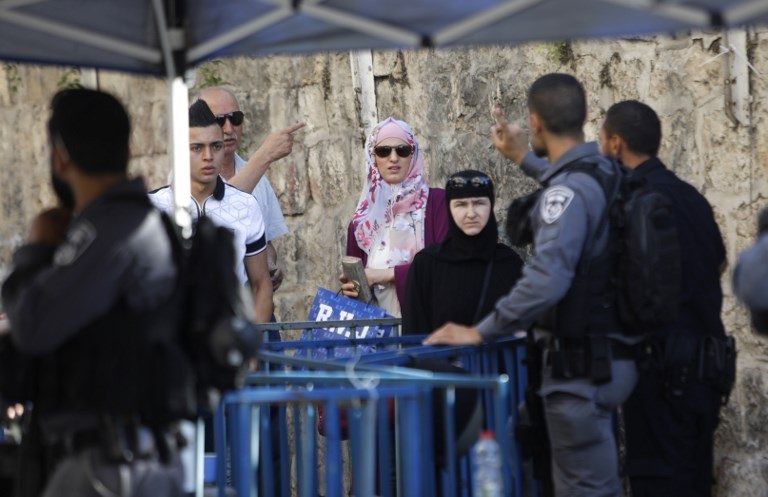 جنود الاحتلال ينصبون بوابات حديدية لتشديد إجراءات التفتيش