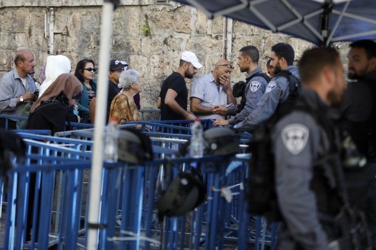 جنود الاحتلال ينصبون بوابات حديدية لتشديد إجراءات التفتيش