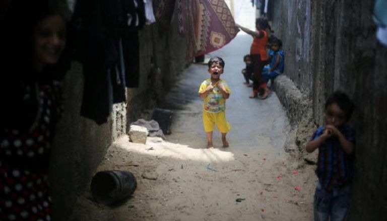 طفل فلسطيني يبكي خارج منزل أسرته في خان يونس