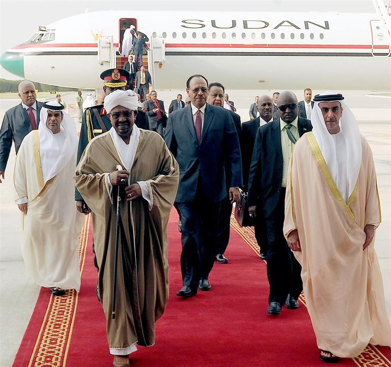 الفريق الشيخ سيف بن زايد آل نهيان يستقبل الرئيس السوداني