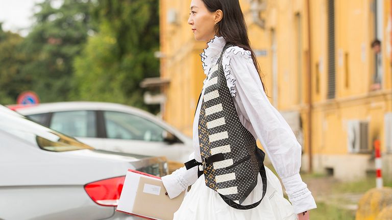 أجمل إطلالات الشارع بطرق مبتكرة لتنسيق القميص الكلاسيكي