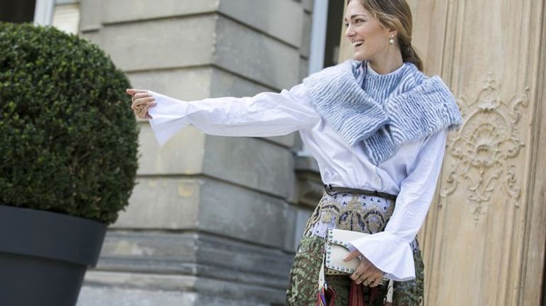 أجمل إطلالات الشارع بطرق مبتكرة لتنسيق القميص الكلاسيكي