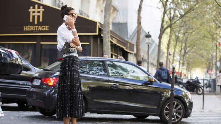 أجمل إطلالات الشارع بطرق مبتكرة لتنسيق القميص الكلاسيكي