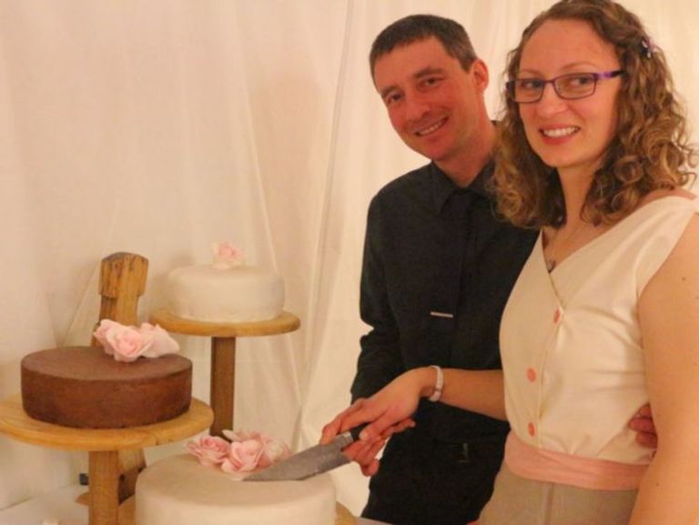 توم وجولي أثناء حفل الزفاف