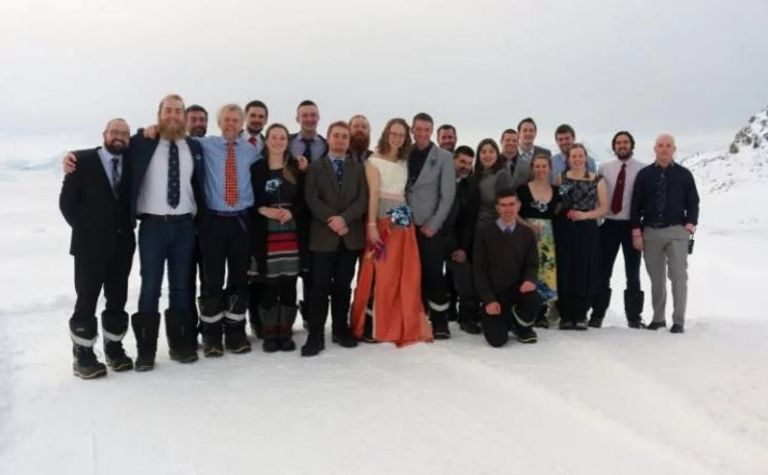 توم وجولي أثناء حفل الزفاف