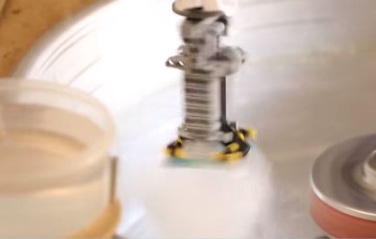 أطفال مصريون يصممون روبوت يصنع حلوى غزل البنات