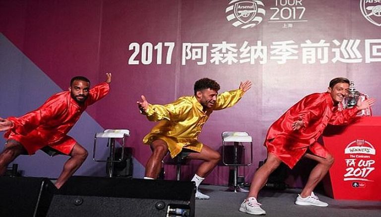 بالصور.. لاعبو أرسنال يرقصون في الصين