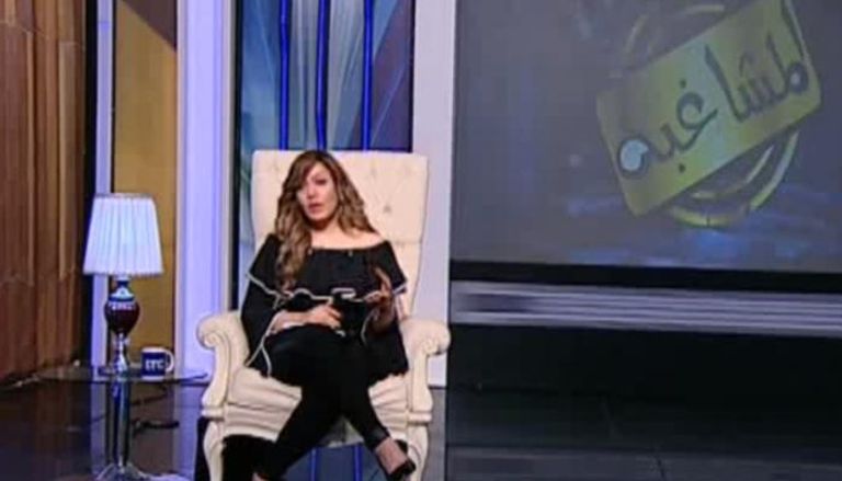 المذيعة شيماء جمال أثناء تقديم الحلقة 