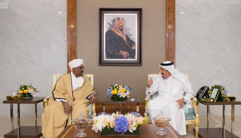 العاهل السعودي الملك سلمان بن عبدالعزيز  والرئيس السوداني عمر البشير