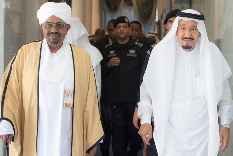 العاهل السعودي الملك سلمان بن عبدالعزيز والرئيس السوداني عمر البشير