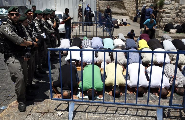 الشيخ عكرمة صبري بعد إصابته