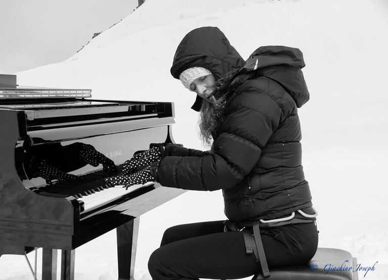 إليسا توميليني فوق جبال الألب