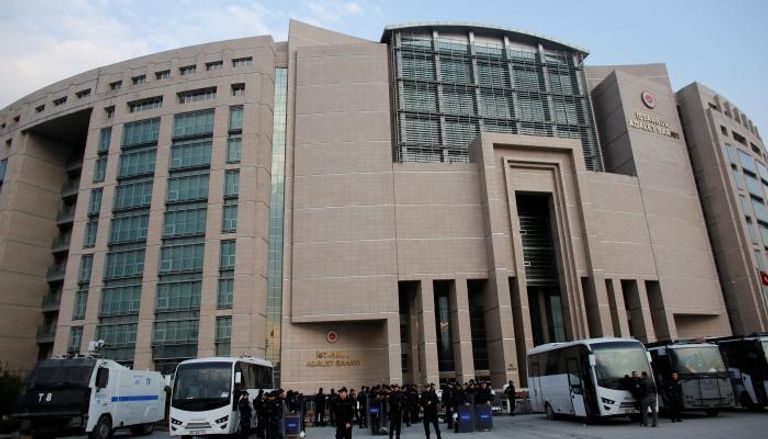 قوات الشرطة تحرس مقر وزارة العدل التركية في اسطنبول