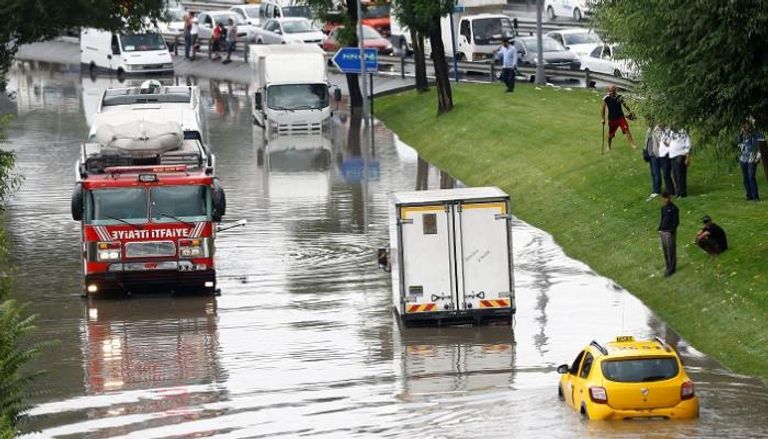 الأمطار الغزيرة أعاقت حركة المرور في إسطنبول - رويترز