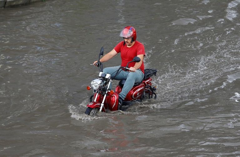 الأمطار الغزيرة أعاقت حركة المرور في إسطنبول- رويترز