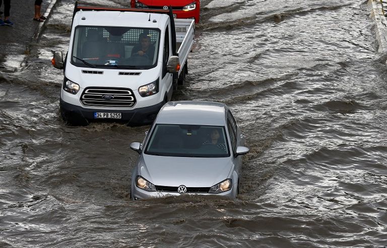 الأمطار الغزيرة أعاقت حركة المرور في إسطنبول- رويترز