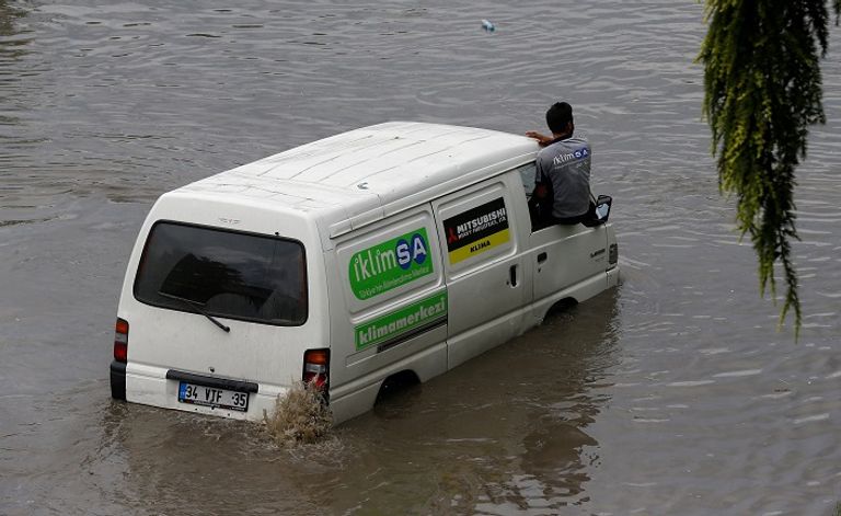 الأمطار الغزيرة أعاقت حركة المرور في إسطنبول- رويترز