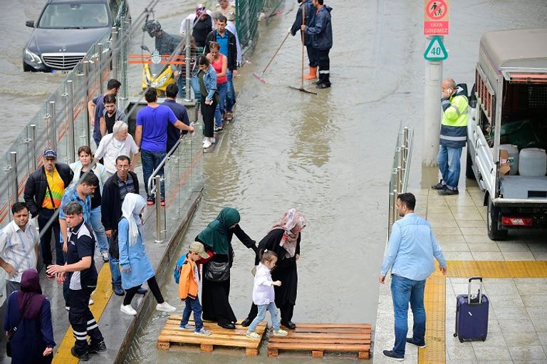 الأمطار الغزيرة أعاقت حركة المرور في إسطنبول- رويترز