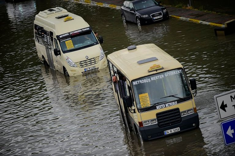 الأمطار الغزيرة أعاقت حركة المرور في إسطنبول- رويترز