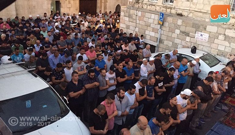 الفلسطينيون يصلون خارج الأقصى احتجاجا على وجود البوابات