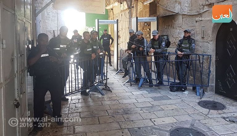 الفلسطينيون يصلون خارج الأقصى احتجاجا على وجود البوابات