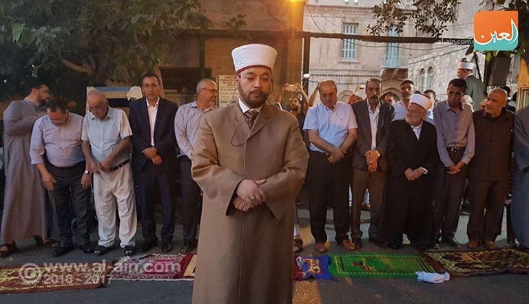 الفلسطينيون يصلون خارج الأقصى احتجاجا على وجود البوابات