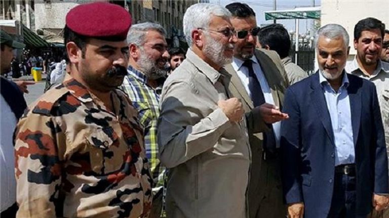 أبو مهدي المهندس (في الوسط) وعلى يساره قاسم سليماني قاسم سليماني المشرف على تدريب الحشد الشعبي يؤدي التحية لخامنئي