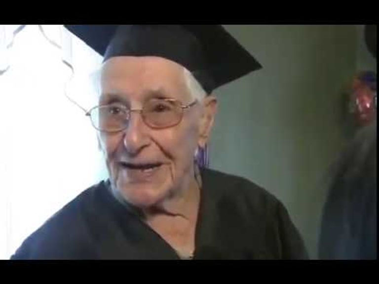 تشارلز يحتفل وسط أفراد أسرته وأصدقائه