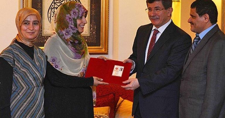 توكل كرمان تتسلم أوراقا تثبت حصولها على الجنسية التركية توكل كرمان وهيلاري كلينتون