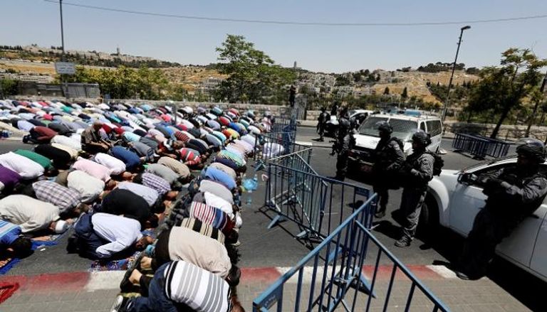 مصلون يؤدون الصلاة أمام الأقصى بعد غلق قوات الاحتلال للمسجد - أرشيفية