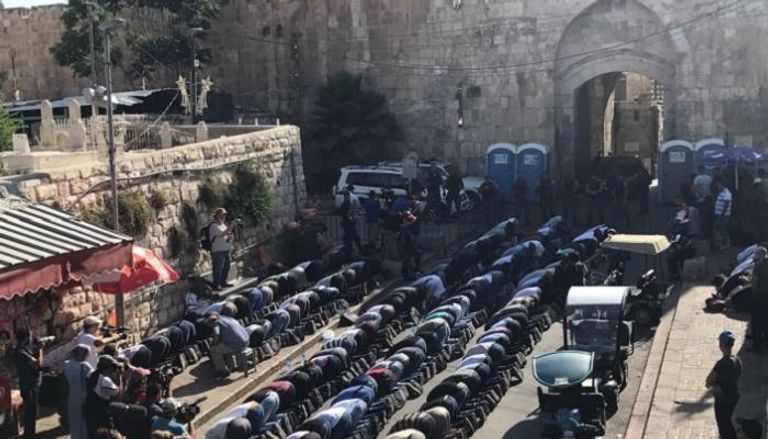 الفلسطينيون يؤدون الصلاة بالقرب من المسجد الأقصى