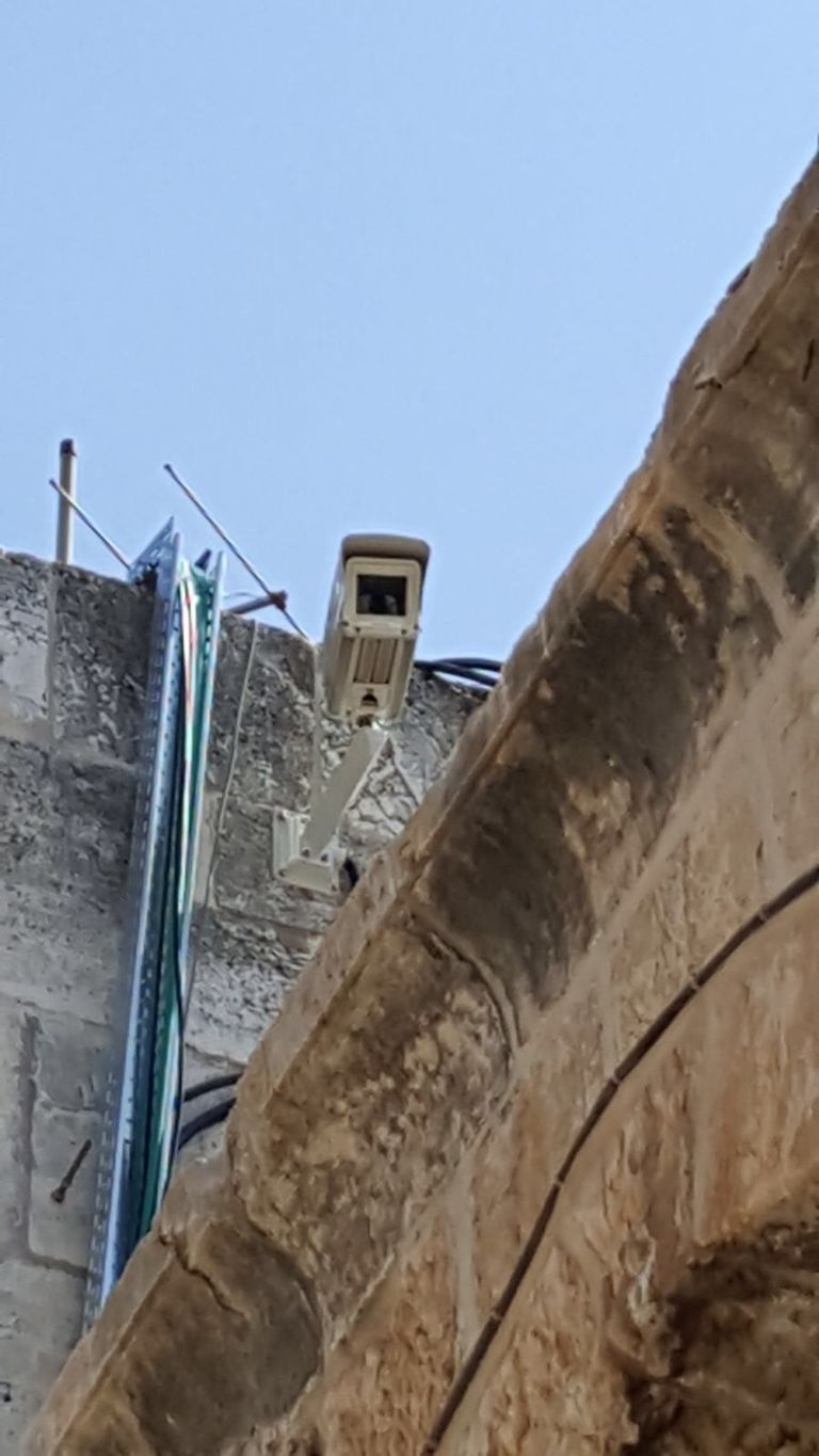 الفلسطينيون يؤدون الصلاة بالقرب من المسجد الأقصى