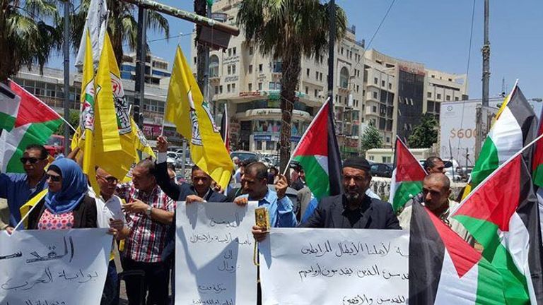 الفلسطينيون يؤدون الصلاة بالقرب من المسجد الأقصى