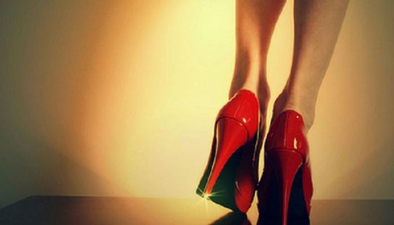 الحذاء الأحمر الكلاسيكي أيقونة المرأة العصرية في 2017