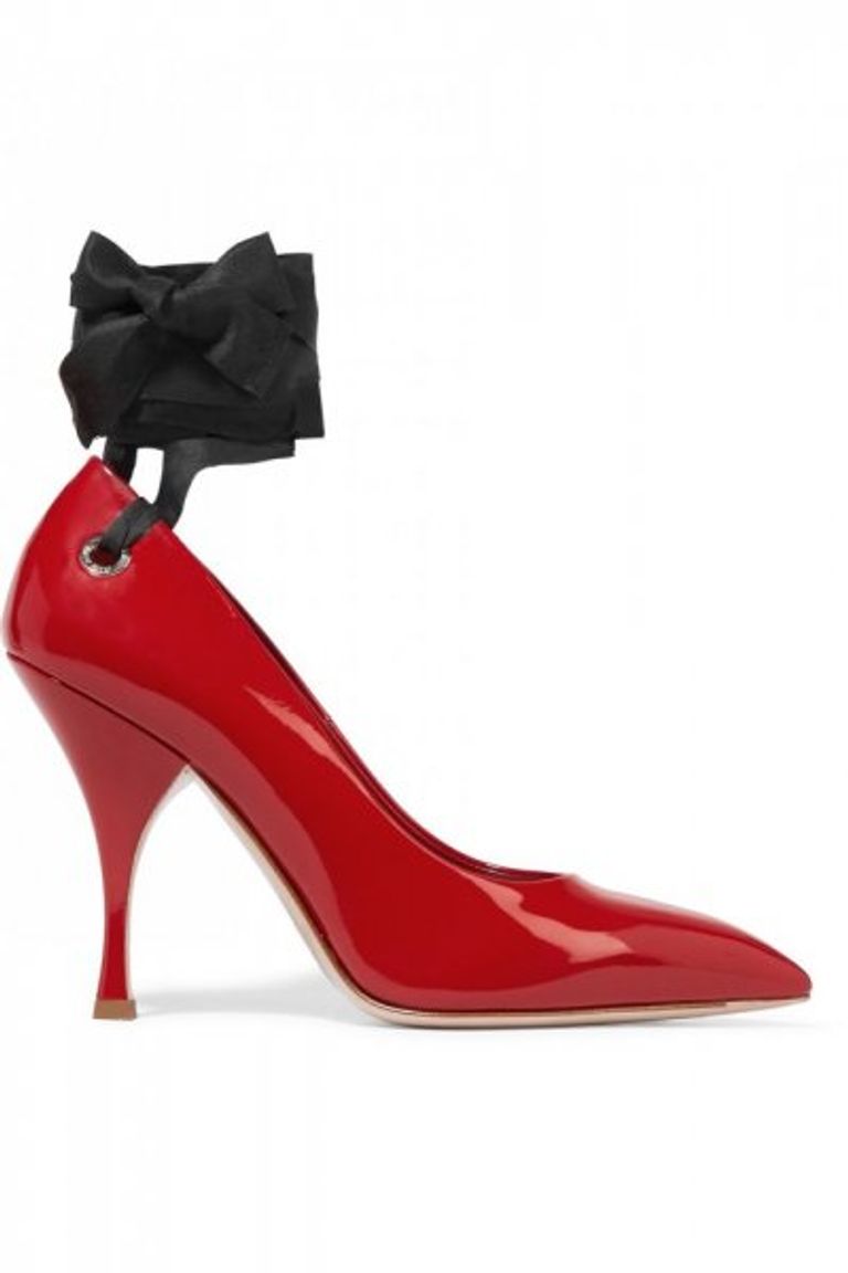 الحذاء الأحمر الكلاسيكي أيقونة المرأة العصرية في 2017