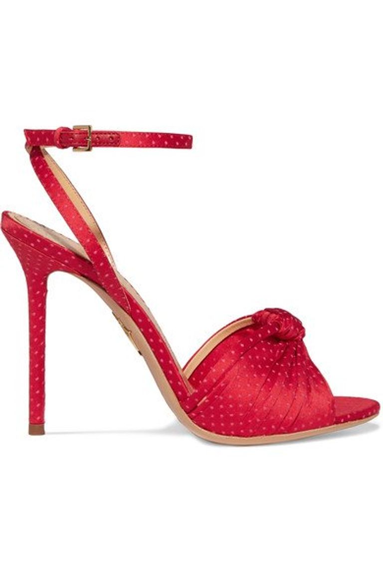 الحذاء الأحمر الكلاسيكي أيقونة المرأة العصرية في 2017