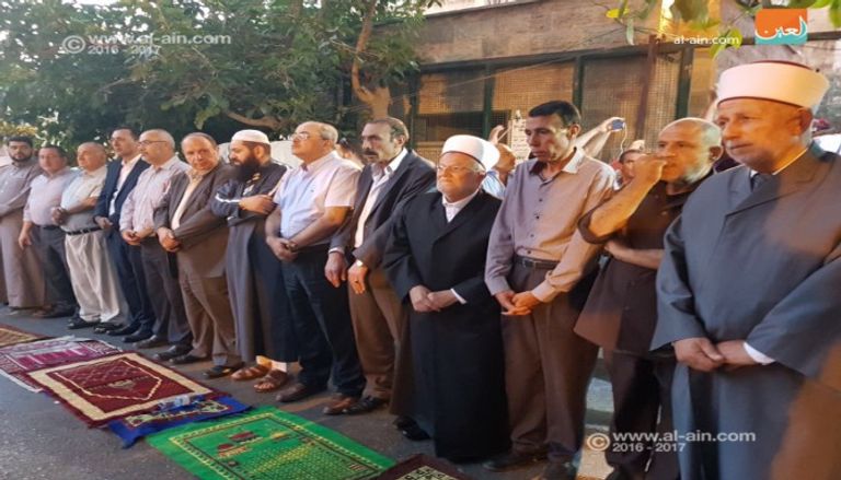 الشيوخ الأربعة بعمائمهم الحمراء يتقدمون صفوف المحتجين بالقدس