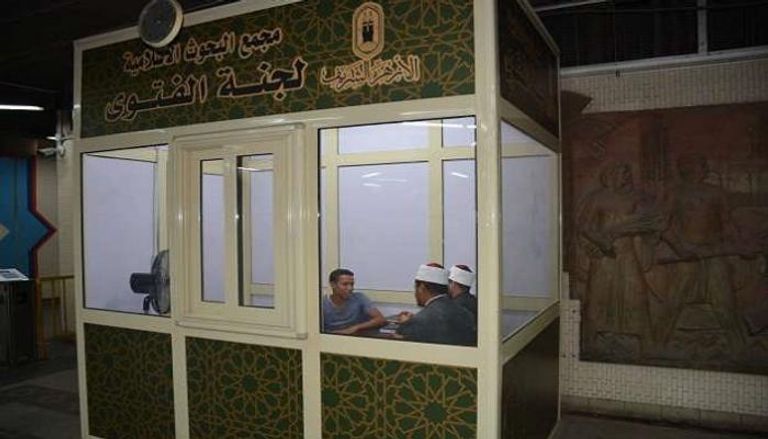 أعضاء بلجنة الفتوى داخل محطة الشهداء بالقاهرة