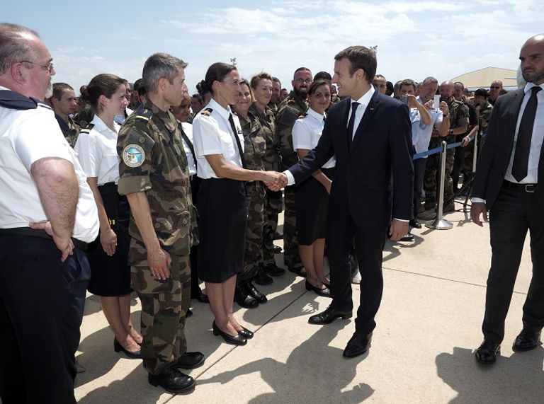 الرئيس ماكرون وإلى جانبه رئيس الأركان الجديد - رويترز