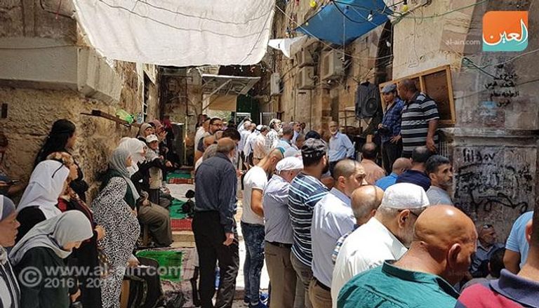 مئات الفلسطينيين يؤدون صلواتهم في البلدة القديمة