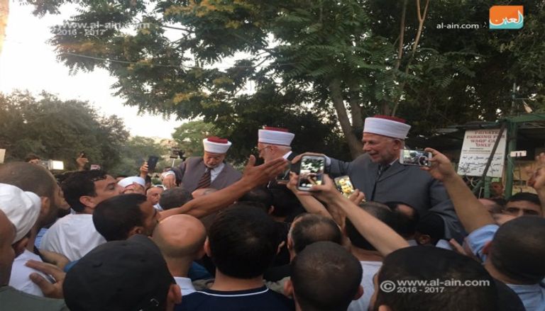 مئات الفلسطينيين يؤدون صلواتهم في البلدة القديمة