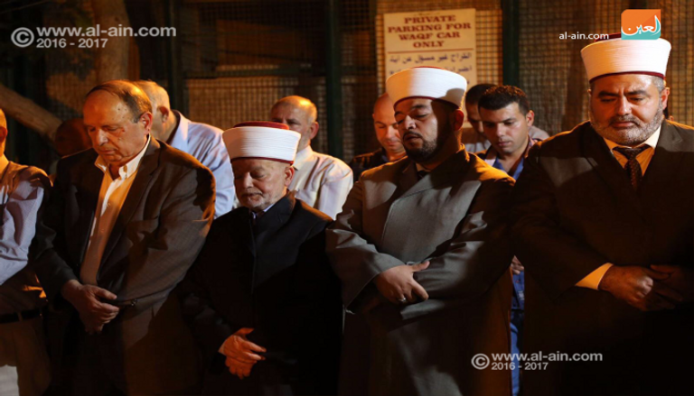 مئات الفلسطينيين يؤدون صلواتهم في البلدة القديمة