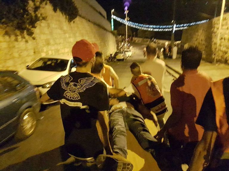 شرطة الاحتلال تهاجم المصلين في باب الأسباط بالقدس