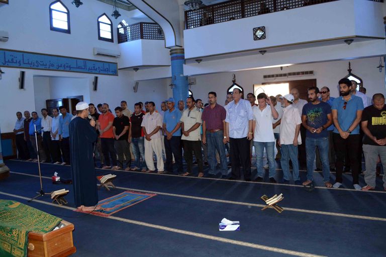 الفنان عزت العلايلي يشيع جنازة زوجته السيدة سناء الحديدي