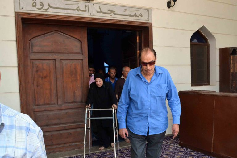 الفنان عزت العلايلي يشيع جنازة زوجته السيدة سناء الحديدي