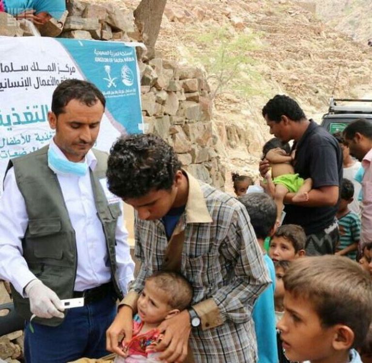 مركز الملك سلمان للإغاثة يتفقد مشروع علاج سوء التغذية في لحج