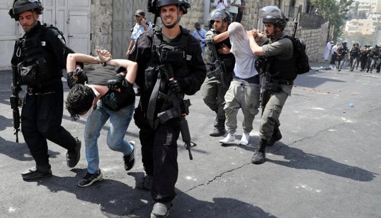 جيش الاحتلال الإسرائيلي يعتقل شابين- رويترز