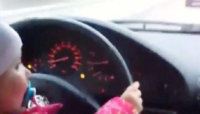 طفلة تقود سيارة 
