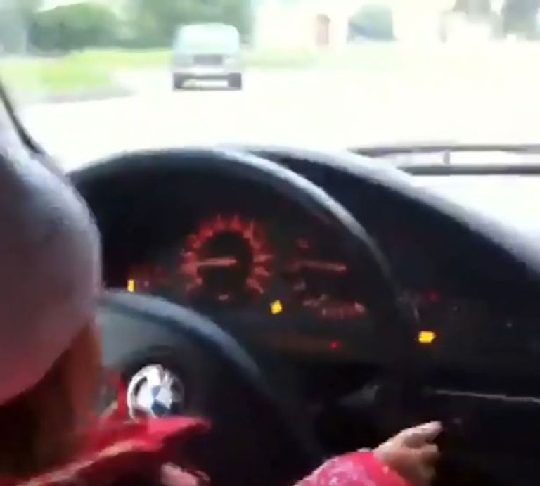 طفلة تقود سيارة 