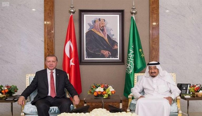 العاهل السعودي والرئيس التركي في جلسة مباحثات